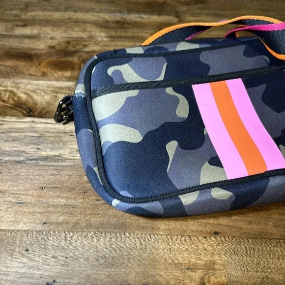 Parker & Hyde East West Camo Neoprene Crossbody Pink/Orange Cell Phone Bag - Picture 4 of 11